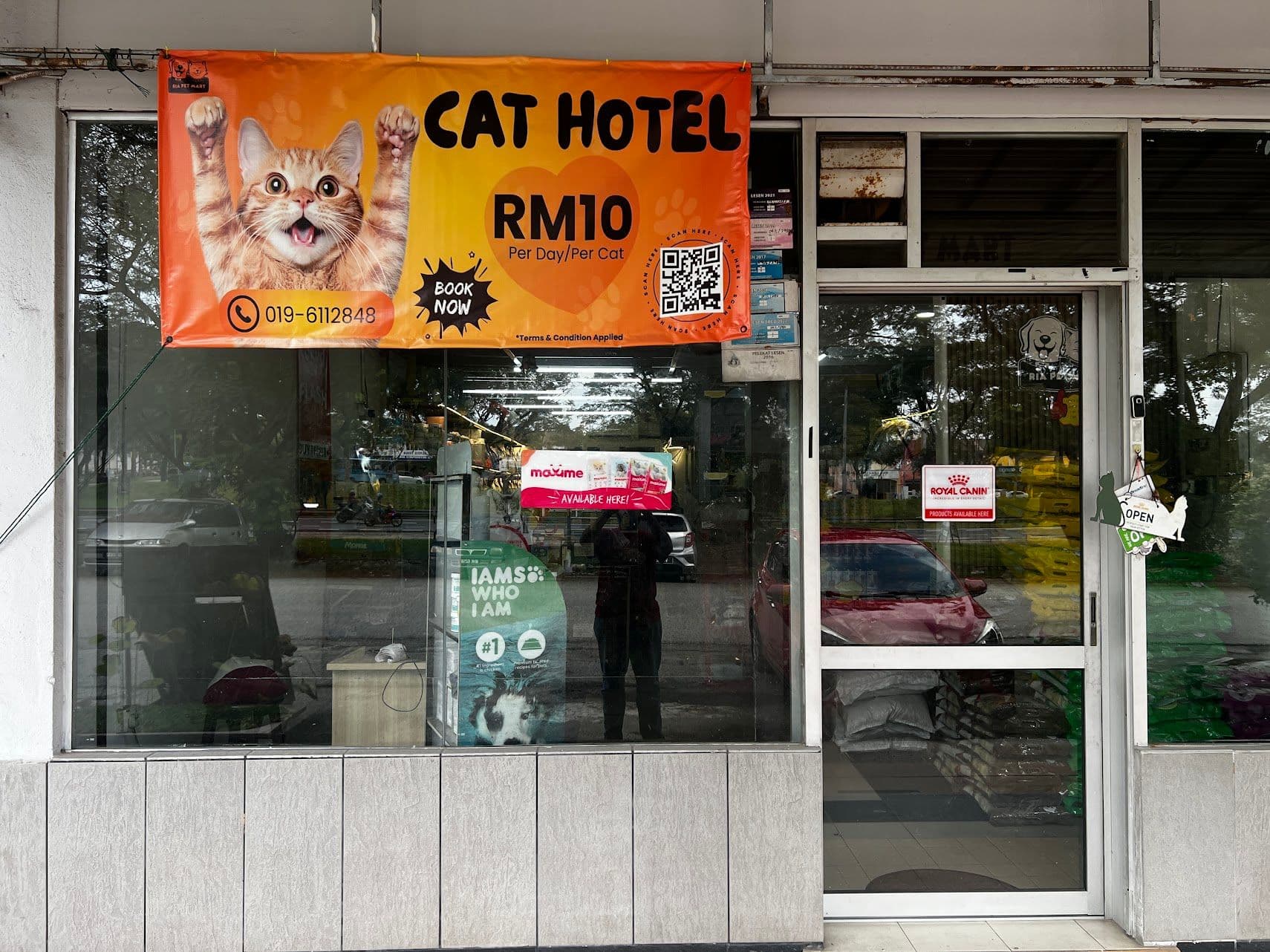 Ria Pet Mart Cat Hotel signage